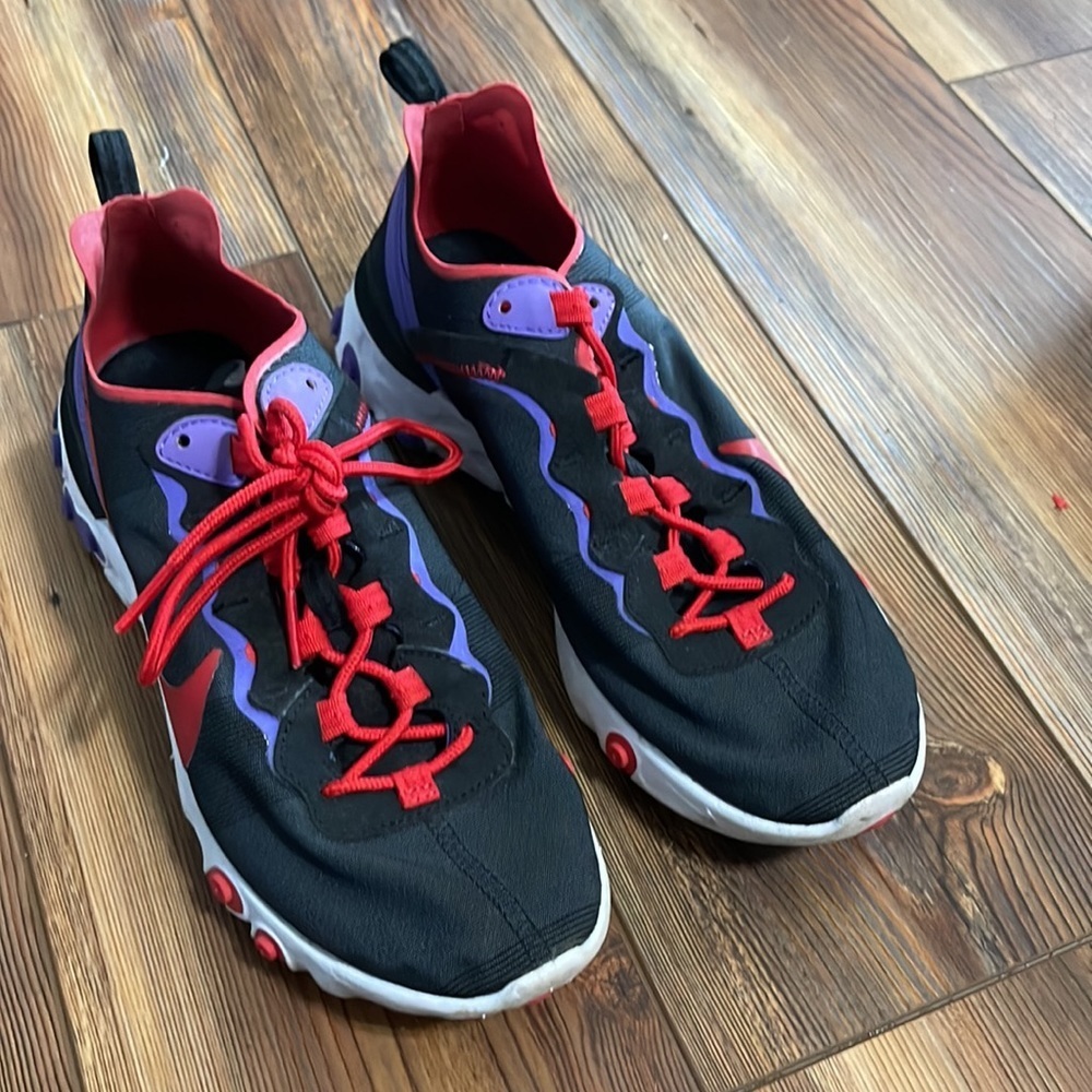 Nike athletic shoes - Picture 2 of 4
